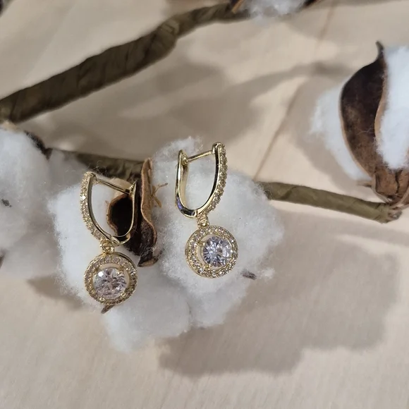 ππNEWππ GORGEOUS!! CZ Drop Dangle Earrings in GOLD Plating - Picture 10 of 16